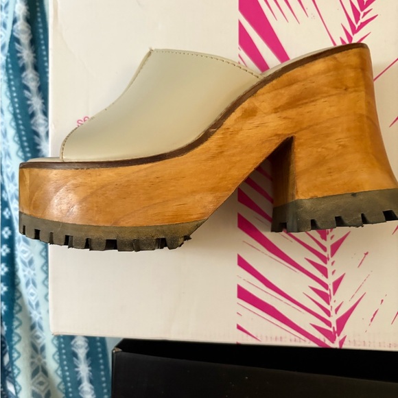 Hey Girl Shoes - New Women's Cream Platform Clogs